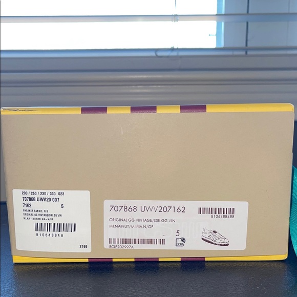 Gucci Tan Sneakers with White Accents - Picture 2 of 6